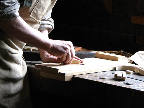 Nuestra dilatada <strong>experiencia y  profesionalidad</strong> nos consolidan como una de las empresas de <strong>carpintería y ebanistería en Vedra</strong> más destacadas. Todos  nuestros <strong>carpinteros y ebanistas</strong> cuentan con una amplia  formación en el <strong>sector de la madera</strong>.